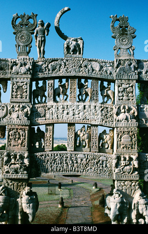 Indien, Madhya Pradesh, Sanchi. Vier kunstvollen Torana oder Gateways, bewachen die große Stupa, Indiens feinsten erhaltene buddhistische Denkmal von Kaiser Ashoka im 3. Jahrhundert v. Chr. begonnen. Trotz einer fragmentierten Rad des Lebens, ist dieser nördlichen Torana am besten bewahrt und zeigt Szenen aus dem Leben des Buddha. Stockfoto