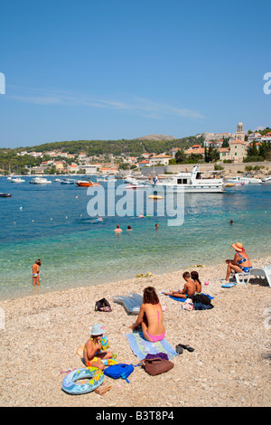 Strand und Hafen der Stadt Hvar, Insel Hvar, Kroatien, Osteuropa Stockfoto