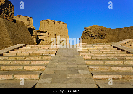 Treppe zu Pylonen und Haupteingang zum Tempel des Horus in Edfu, Ägypten Stockfoto