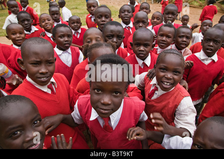 Gruppe der afrikanischen Shool Kinder in Uniform, Thomsonís Falls, vor den Toren Nyahururu am Uaso Narok River, Kenia, Afrika Stockfoto