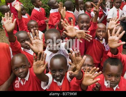 Gruppe der afrikanischen Shool Kinder in Uniform, Thomsonís Falls, vor den Toren Nyahururu am Uaso Narok River, Kenia, Afrika Stockfoto