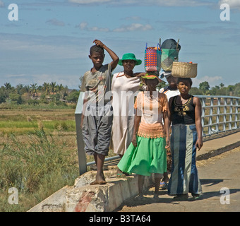 Afrika, Indischer Ozean, Madagaskar. Eingeborenen posiert auf Brücke. Stockfoto