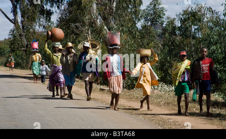 Afrika, Indischer Ozean, Madagaskar. Eingeborenen zu Fuß entlang der Straße. Stockfoto