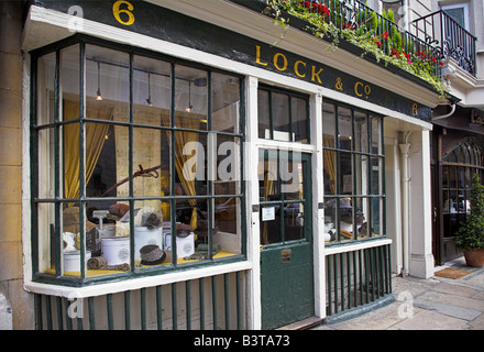 England, London, die Räumlichkeiten James Lock & Co, eine traditionelle Hutmacher in St James. Stockfoto
