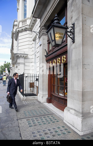 England, London, die Räumlichkeiten von John Lobb, ein traditionelles Boot Maker in St James wo handgemachte Lederschuhe für Generationen gemacht worden sind. Stockfoto