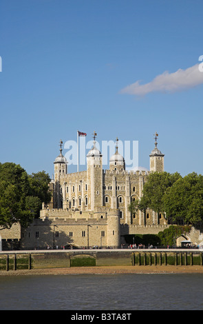 England, London. Der weiße Turm an der Tower of London. Der ursprüngliche Eingang des Verräters Tor sehen auf der Wasserlinie. Stockfoto