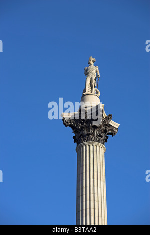 England, London, die Statue von Lord Nelson steht auf Nelson Säule auf dem Trafalgar Square. Die Statue wurde von EH Bailey geformt. Die Säule steht 145ft hoch, die gleiche Höhe wie das Impressum der HMS Victory, Nelsons Flaggschiff. Stockfoto