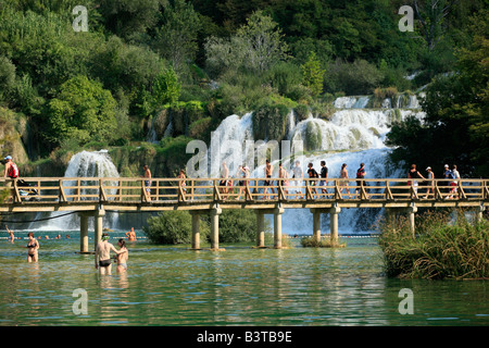 Wasserfall und Holzbrücke, Nationalpark Krka, Kroatien, Osteuropa Stockfoto