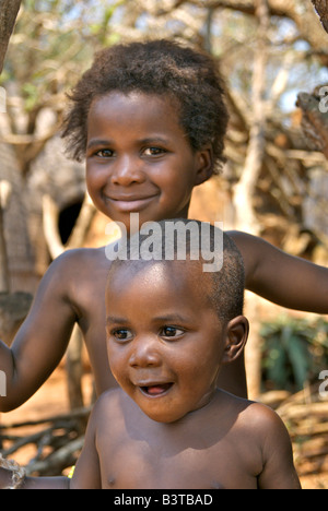 Afrika, Südafrika, KwaZulu Natal, Shakaland, Zulu jungen (MR) Stockfoto