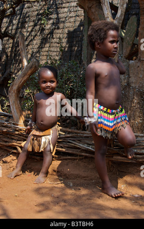 Afrika, Südafrika, KwaZulu Natal, Shakaland, Zulu jungen (MR) Stockfoto