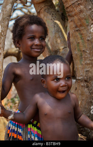 Afrika, Südafrika, KwaZulu Natal, Shakaland, Zulu jungen (MR) Stockfoto