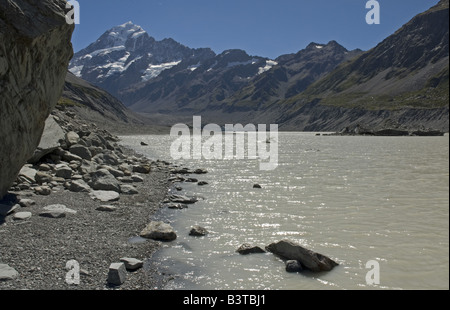 Hooker Gletschersee, Mt Cook National Park, New Zealand, mit Mt. Cook selbst in der Ferne links Stockfoto