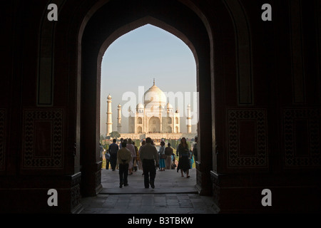 Uttar Pradesh, Agra, Indien. Blick durch die großen Torbogen mit Blick auf den Taj Mahal. Stockfoto