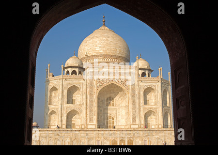 Uttar Pradesh, Agra, Indien. Taj Mahal durch islamische Torbogen betrachtet. Stockfoto