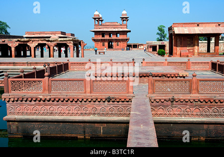 Anup Talao auch genannt The Peerless Pool oder Kapur Talao mit Blick auf den Diwan-ich-Kas auch bekannt als The Jewel House oder Ekstambha Prasada (Palast der Unitary Säule). Fatehpur Sikri, Uttar Pradesh, Agra Bezirk. Indien Stockfoto