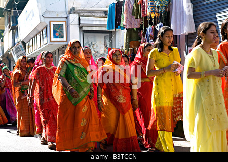 Frauen nehmen Teil an einer Hochzeit Prozession in Udaipur, Rajasthan, Indien. Stockfoto