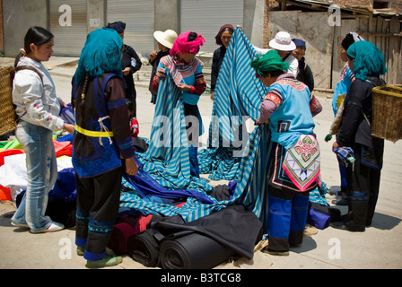 Asien, China, Yunnan Provinz, Yuanyang. Hani und Yi Frauen Kerl Meterware auf dem Dorfmarkt Shengcun. Stockfoto