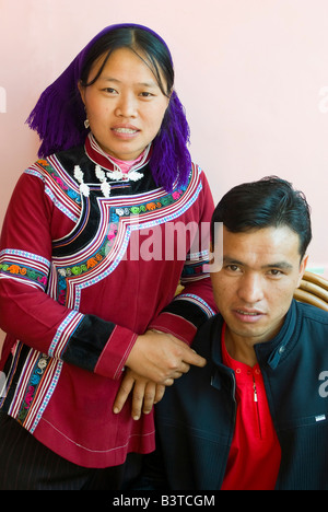 Asien, China, Yunnan Provinz, Yuanyang. Porträt des jungen Hani Minderheitspaar in alltäglichen Tracht. (MR) Stockfoto