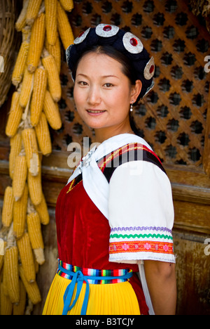 Asien, China, Yunnan Provinz. Young Naxi Minderheit Frau in ethnische Tracht. (MR) Stockfoto