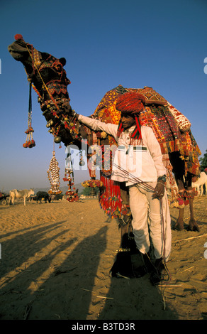 Asien, Indien, Pushkar. Kamel Shamu und Handler in Pushkar Kamel-Festival. Stockfoto