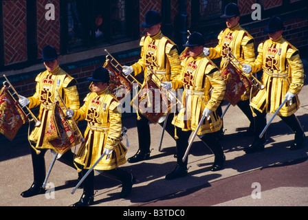 England, Berkshire, Windsor Castle. StateTrumpeters der Haushalt Kavallerie während der Zeremonie Strumpfband Stockfoto