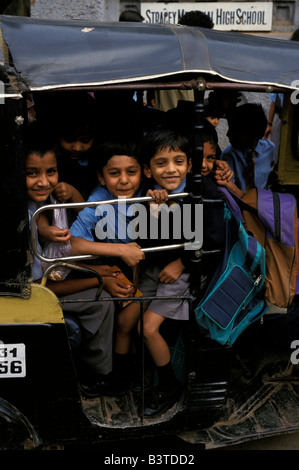 Asien, Indien, Bangalore. Ober- und Mittelklasse-Kinder in Uniformen von Privatschule nach Hause fahren. Stockfoto