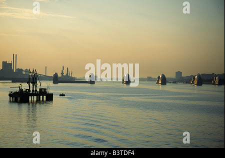 England, London, Sonnenaufgang über der Thames Barrier Stockfoto