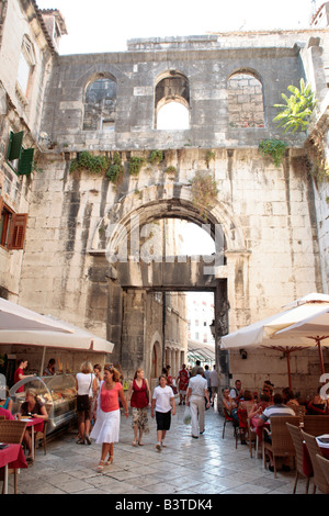 Eisernes Tor, der Diokletianpalast in Split, Zentral Dalmatien, Kroatien, Osteuropa Stockfoto