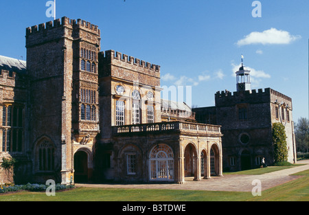 Südlicher Aspekt zeigt Mangold Turm, die große Halle und die Kapelle aus dem 12. Jahrhundert, Forde Abbey, Thorncombe, nr Chard, Somerset, England. Stockfoto