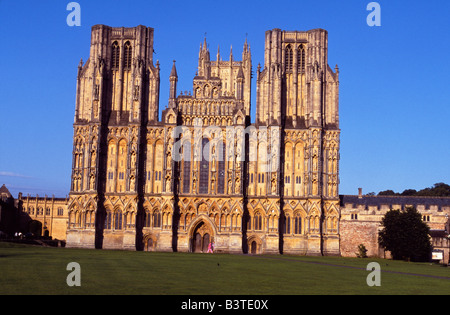 England, Somerset, Brunnen. Die prächtige West Front von Wells Kathedrale, erbaut zwischen 1209 und 1250, ist 100 Fuß hoch. Stockfoto