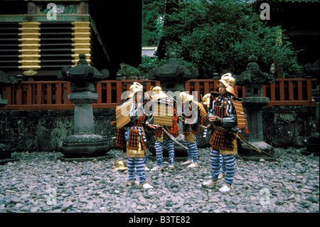 Japan, Nikko. Tōshōgū-Schrein Festival, junge Samurai Reenactors. Stockfoto