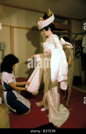 Japan, Tokio. Kleiden Sie japanische Braut für die Zeremonie. Stockfoto