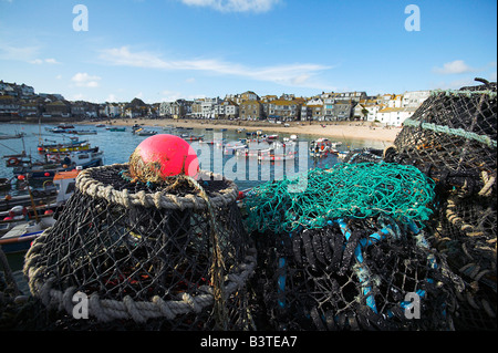 Hummer-Töpfe am Kai in St. Ives, Cornwall, England. Einmal die Heimat eines der größten Fischereiflotten in Großbritannien, die Industrie da in Abnahme gegangen ist. Tourismus ist heute der Grundstoffindustrie dieser beliebten Badeort. Stockfoto