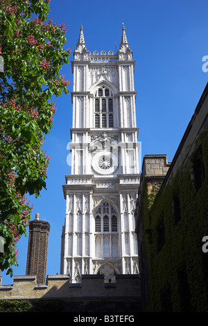 England, London, Westminster. Einer der westlichen Türme der Westminster Abbey. Das erste Kloster wurde hier von Edward den Bekenner im Jahr 1045 gebaut. Das heutige Gebäude wurde im Jahre 1517, abgeschlossen, obwohl in den Jahren hinzugefügt wurde. Im 1745 wurden die beiden Türme, die hier zu sehen. Stockfoto