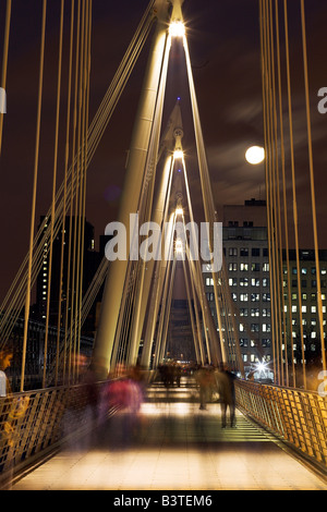 England, London. Der Golden Jubilee Bridge, auch bekannt als Hungerford Bridge über die Themse. Im Jahr 2002 eröffnete ist das Design der Brücken äußerst komplex. Die Decks sind unterstützt durch Pylonen und Fans von schlanken Stahlstangen Ù gibt es 180 auf jedem Deck, bestehend aus über 4 km Kabel aufgehängt. Stockfoto