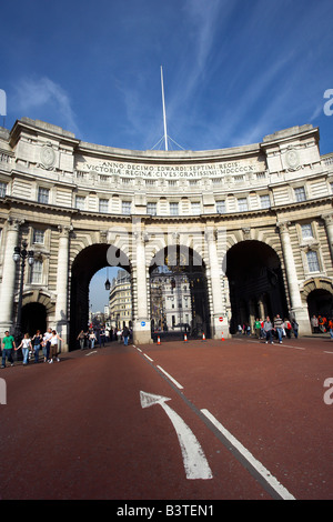 England, London. Admiralty Arch, Trafalgar Square in London. Das Gebäude wurde von König Edward VII. in Erinnerung an seine Mutter Königin Victoria, beauftragt, obwohl er nicht Leben zu seiner Vollendung zu sehen. Es wurde von Sir Aston Webb entworfen und grenzt an die Admiralität Altbau, seinen Namen zu geben. Stockfoto