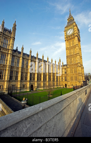 England, London. Big Ben, Westminster Bridge gesehen. Offiziell bekannt als der Uhrturm und Teil des Palace of Westminster, Big Ben bezieht sich eigentlich auf die Glocke im Inneren. Der viktorianischen Gotik-Turm ist 61m hoch und wurde 1858 fertiggestellt. Die Uhr, entworfen von Augustus Pugin, war die größte in der Welt als gebaut. Stockfoto