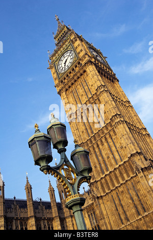 England, London. Big Ben, Westminster Bridge gesehen. Offiziell bekannt als der Uhrturm und Teil des Palace of Westminster, Big Ben bezieht sich eigentlich auf die Glocke im Inneren. Der viktorianischen Gotik-Turm ist 61m hoch und wurde 1858 fertiggestellt. Die Uhr, entworfen von Augustus Pugin, war die größte in der Welt als gebaut. Stockfoto