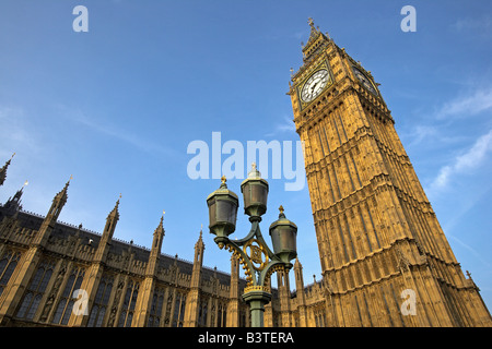 England, London. Big Ben, Westminster Bridge gesehen. Offiziell bekannt als der Uhrturm und Teil des Palace of Westminster, Big Ben bezieht sich eigentlich auf die Glocke im Inneren. Der viktorianischen Gotik-Turm ist 61m hoch und wurde 1858 fertiggestellt. Die Uhr, entworfen von Augustus Pugin, war die größte in der Welt als gebaut. Stockfoto