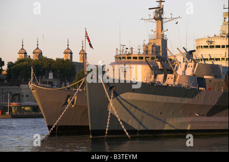 England, London, HMS Belfast, ein WW2-Schlachtschiff umgebaut in ein schwimmendes Museum liegt an der Themse in der Nähe von Tower Bridge. Stockfoto
