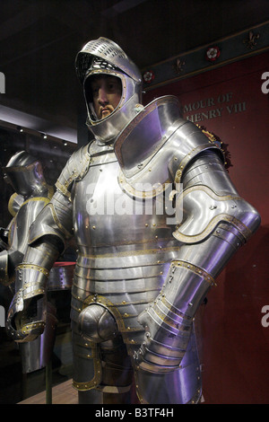 England, London, Tower of London. Ein Anzug der mittelalterlichen Rüstung auf dem Display in den Tower of London. Stockfoto