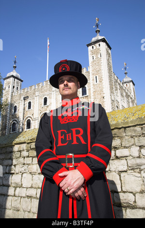 England, London, Tower of London. Ein Beafeeter in traditioneller Kleidung vor dem Tower of London. Stockfoto