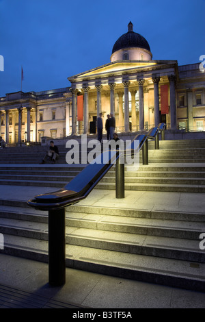 England, London, Trafalgar Square. Die Schritte der National Gallery am Trafalgar Square. Stockfoto