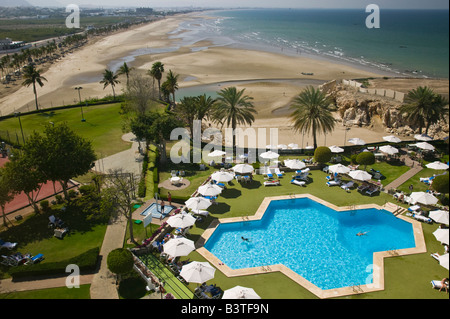 Oman, Maskat, Qurm. Blick auf den Pool und Qurm Beach vom Crowne Plaza Hotel Stockfoto