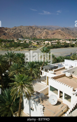 Oman, westlichen Hajar-Gebirge, Fanja. Ansicht von Fanja Stadt von Highway nach Nizwa Stockfoto