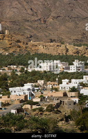 Oman, westlichen Hajar-Gebirge, Fanja. Ansicht von Fanja Stadt von Highway nach Nizwa Stockfoto