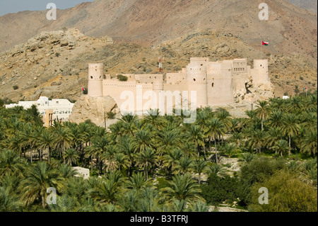Oman, westlichen Hajar-Gebirge, Nakhl. Fernblick über Nakhl Fort Stockfoto