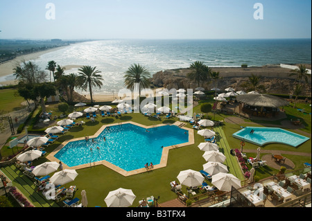 Oman, Maskat, Qurm. Crowne Plaza Hotel-Pool und Qurm Beach Stockfoto