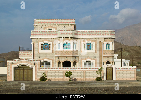 Oman, östlichen Hajar-Gebirge, Bidbid. Modernen omanischen Haus (NR) Stockfoto