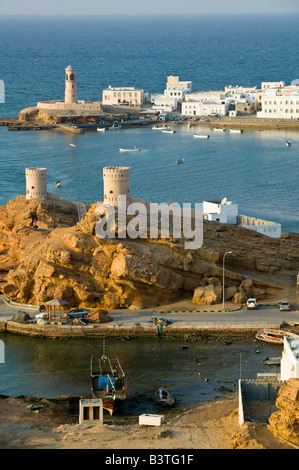 Oman, Sharqiya Region, sur Türme von Al Ayajh Fort / Sur Bucht / späten Nachmittag Stockfoto